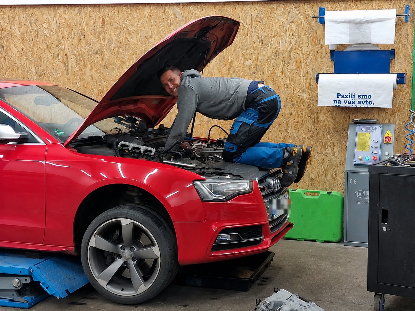 Avto na dvigalu v delavnici Avtoservisa Novak med servisom motorja