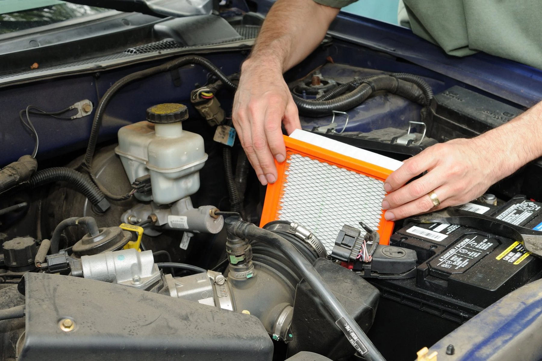 Menjava zračnega filtra v motornem prostoru vozila