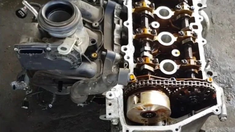 Razstavljen motor med generalnim popravilom